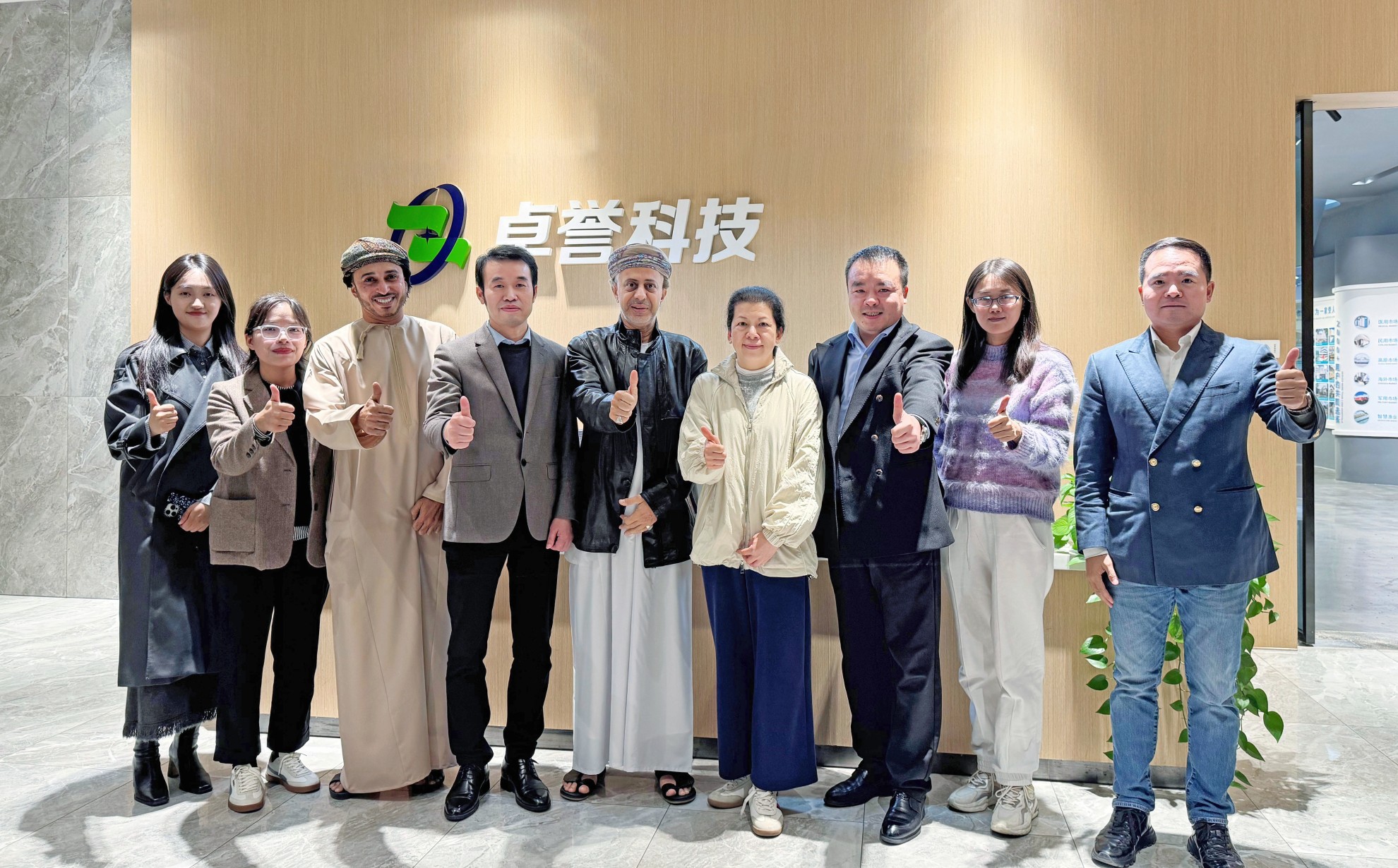 阿曼亲王来卓誉科技考察-合影(1).jpg